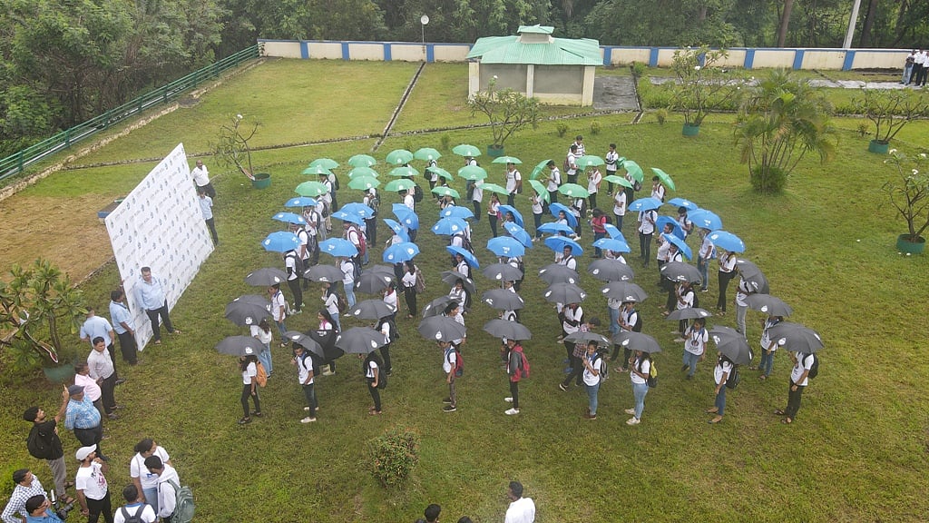 Navi Mumbai: Green, blue, black umbrellas spread the message of cleanliness on Parsik Hill - Vimarsana News