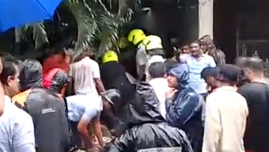 Thane: 5 stuck under debris as building slab collapses in Ulhasnagar; rescue op underway - Vimarsana News