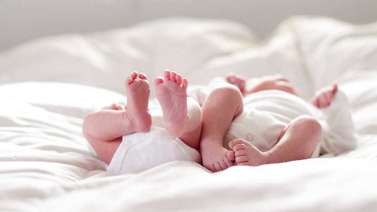 Teenager gives birth to twins from two different fathers - Vimarsana News