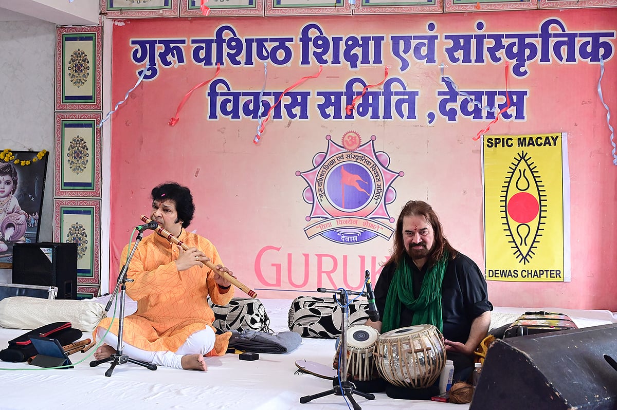 Dewas: Flautist Rakesh Chaurasia enthrals audience with his performance - Vimarsana News