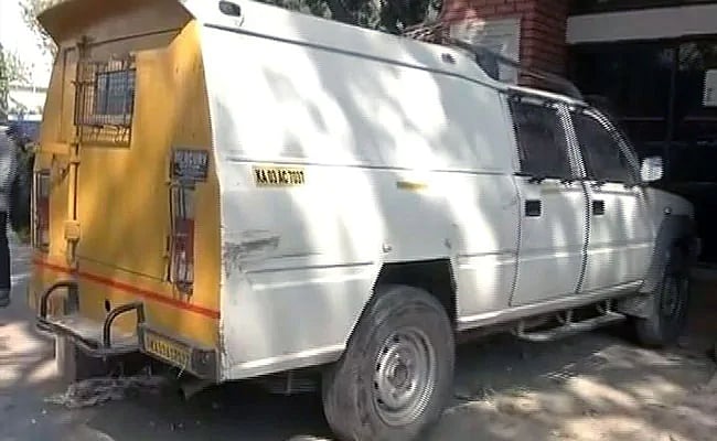 Mumbai: Driver flees with ATM cash van in Goregaon, booked - Vimarsana News