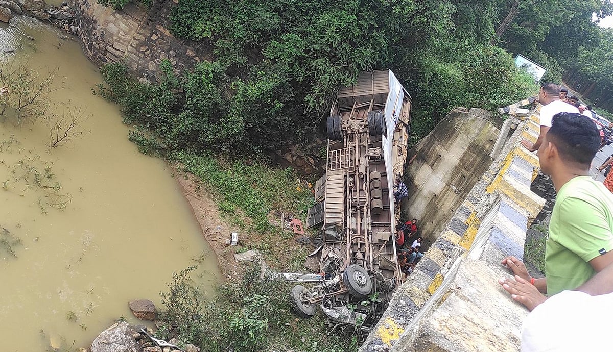 Jharkhand: Seven killed, many injured as bus falls off bridge in Hazaribag - Vimarsana News