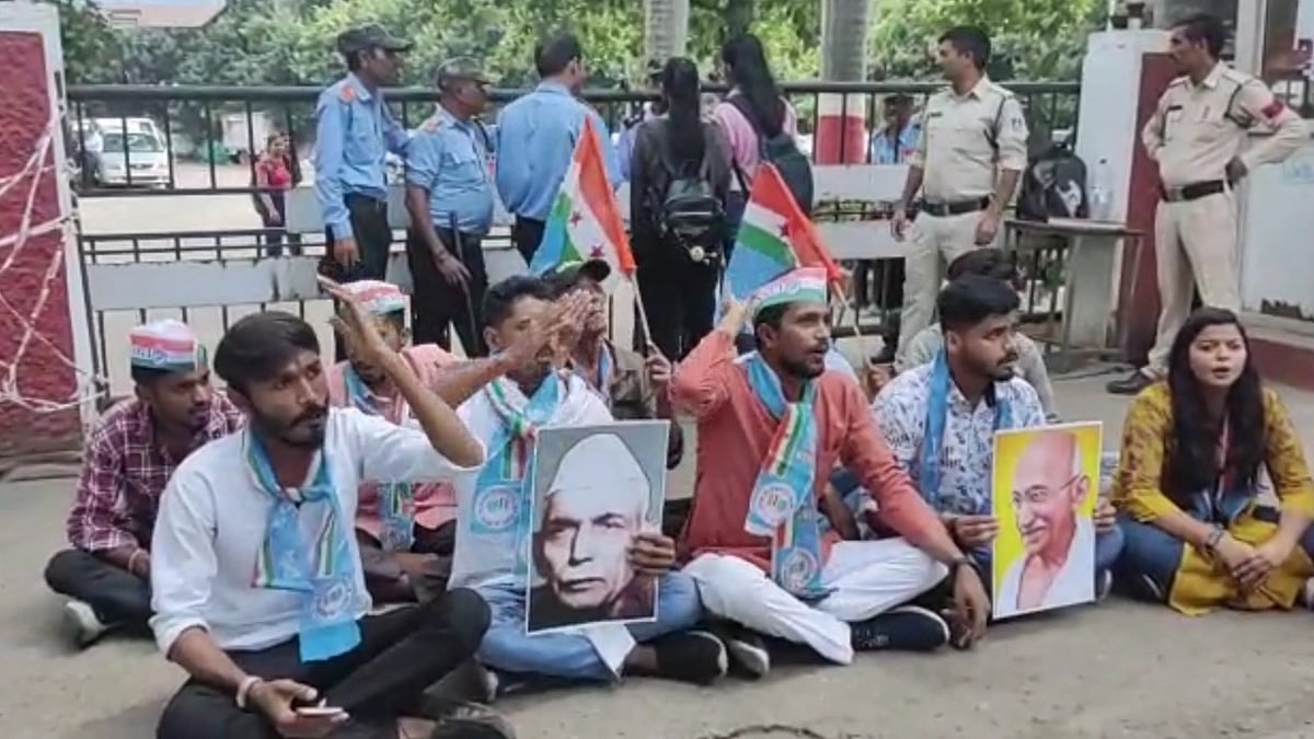 Bhopal: NSUI holds demo at MCU alleging irregularities in appointments to teaching and non-teaching posts - Vimarsana News