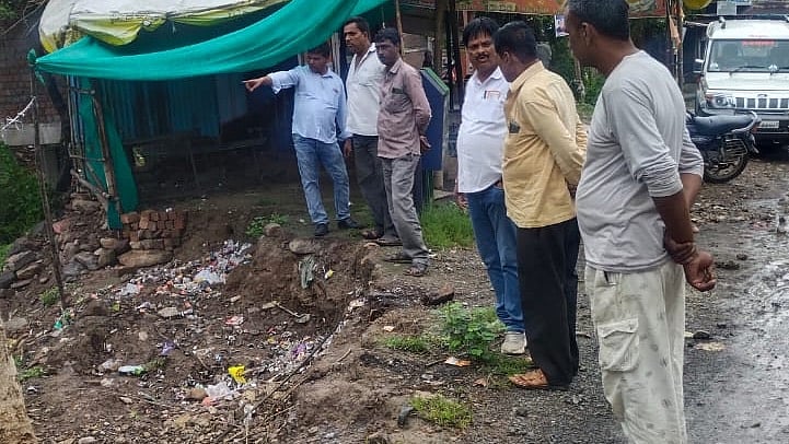 Khachrod: Rain-damaged roads pose risk to commuters - Vimarsana News