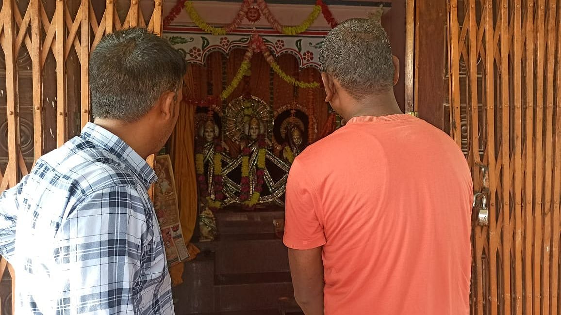 Chhatarpur: Thieves flee with 3 silver crowns, donation box - Vimarsana News
