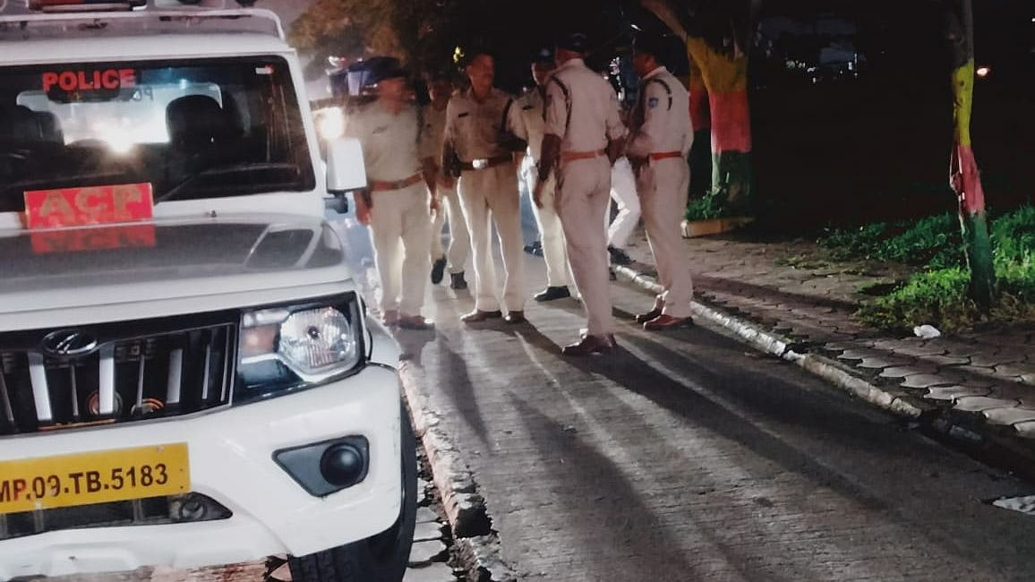 Indore: Traffic cops take action against wrongly parked vehicles in city - Vimarsana News