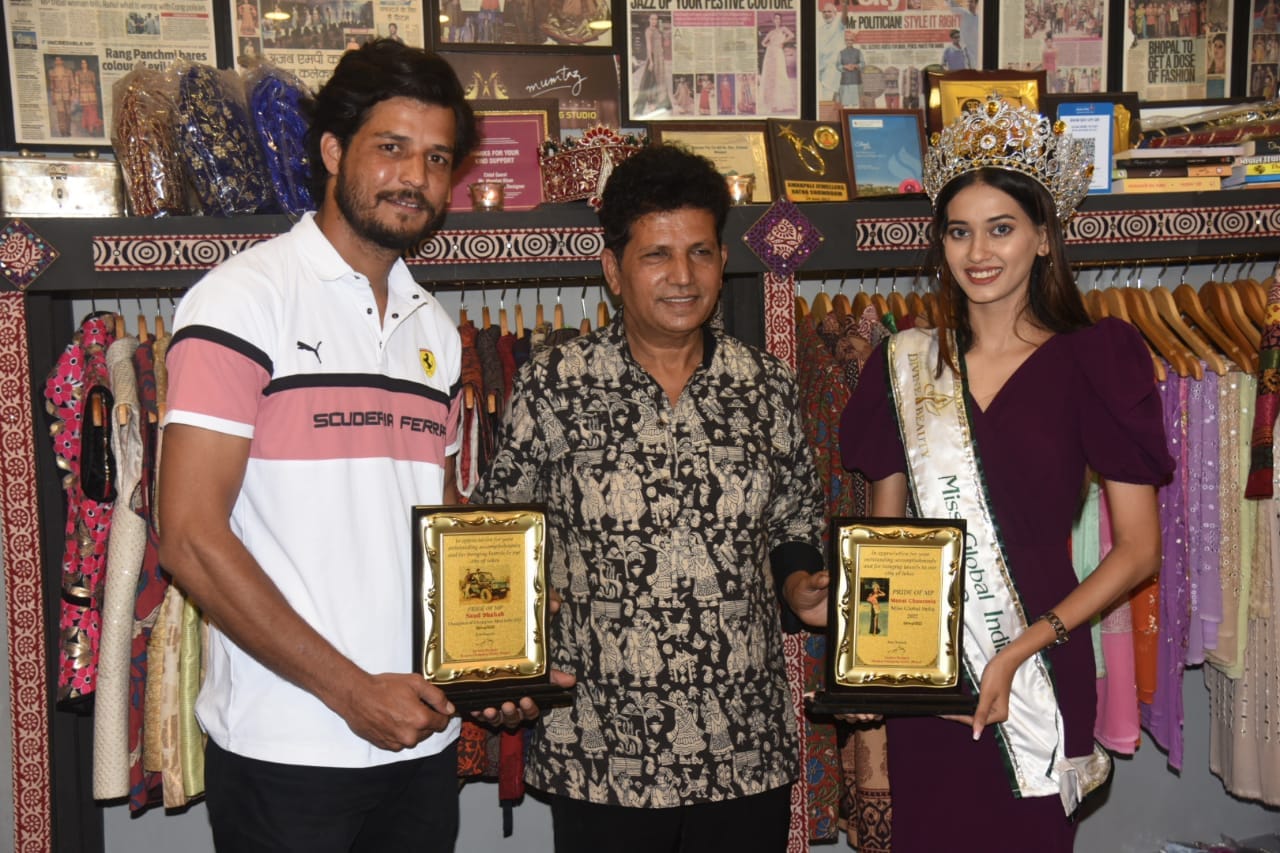 Bhopal Fashion designer Mumtaz Khan felicitates city’s young achievers