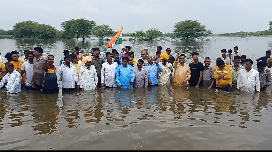 Mandsaur: Congressmen perform Jal Satyagraha to highlight farmers' issues - Vimarsana News