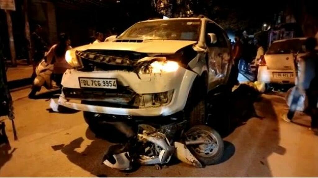 On Camera: Speeding SUV crashes into multiple vehicles, drags biker for 100 meters in Delhi - Vimarsana News