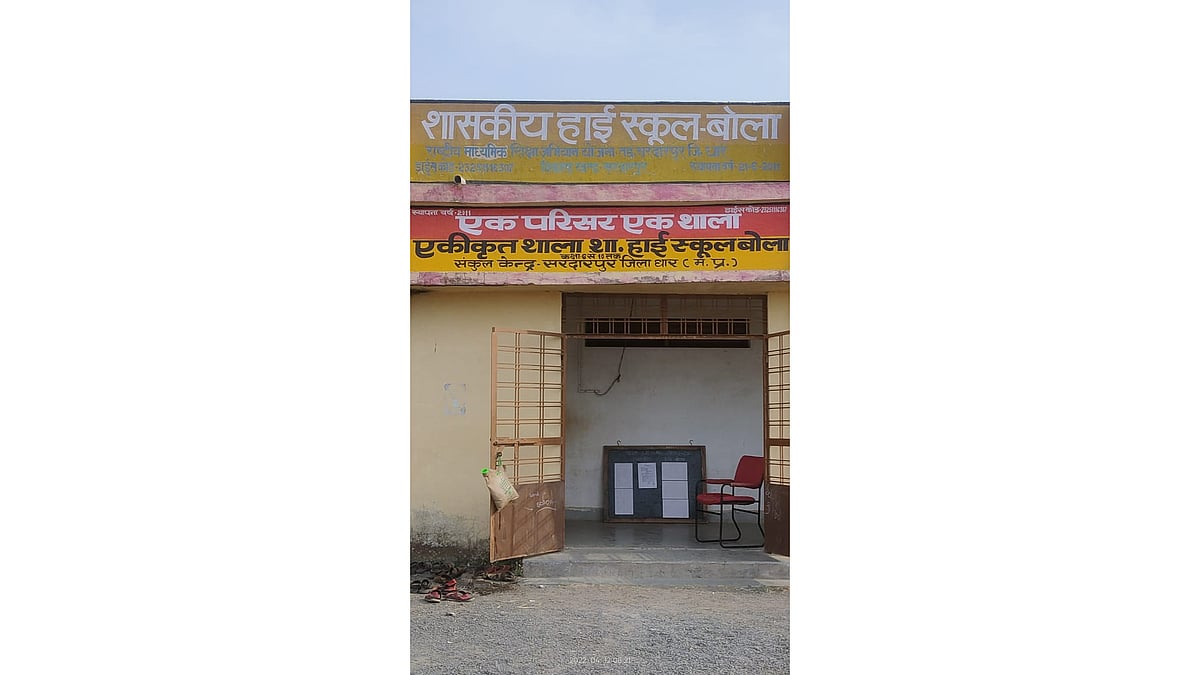 Sardarpur: Government school students lock school gate over shortage of teachers - Vimarsana News