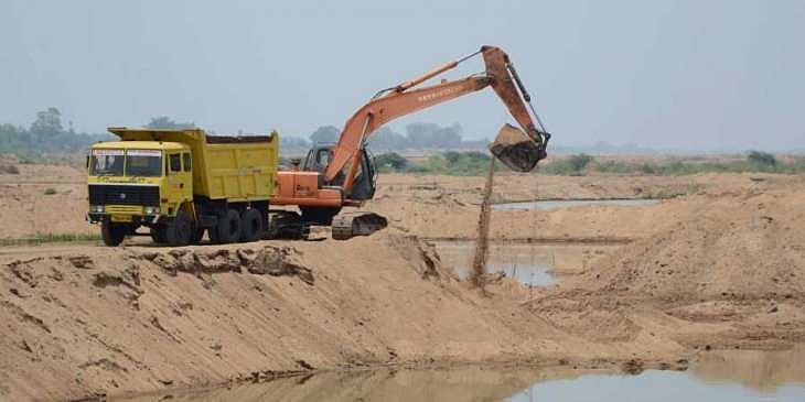 Indore: Ten trucks and dumpers seized for illegal mining - Vimarsana News