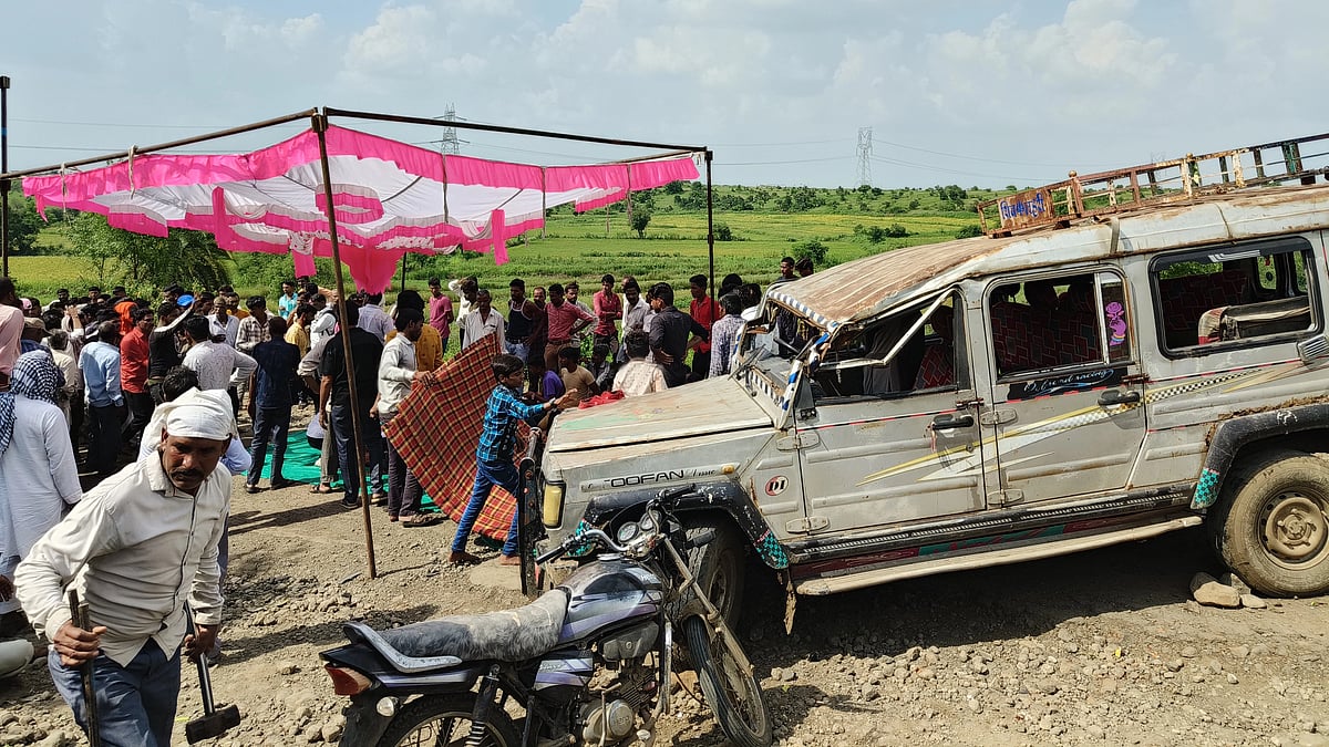 Pipalrawan: Over half-a-dozen schoolgirls injured after their school van overturns - Vimarsana News