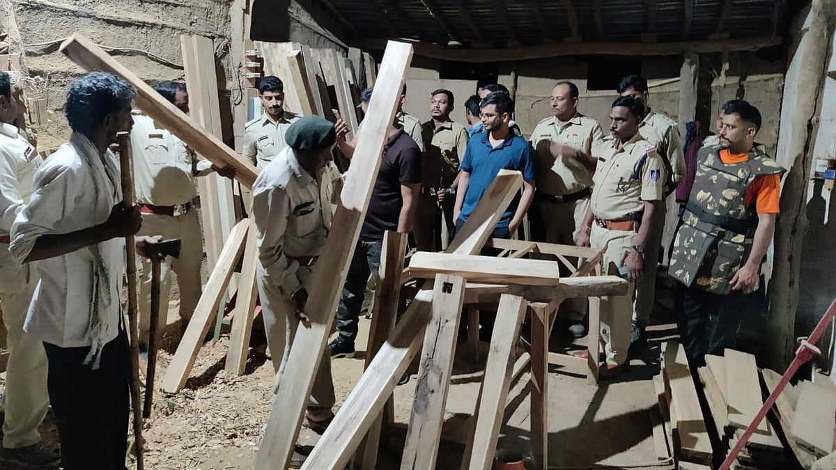 Sendhwa: Smugglers attack forest officials, damage vehicle - Vimarsana News