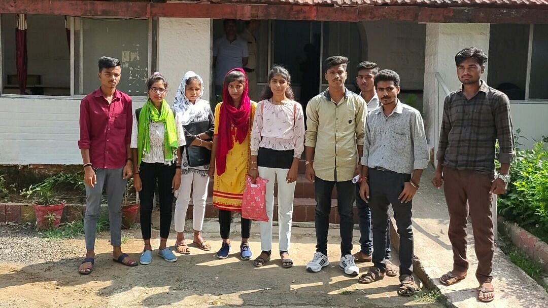 Narmadapuram: Students duped on pretext getting jobs, seek government help - Vimarsana News