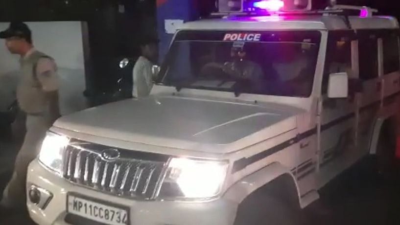 Kukshi: Villagers chase police vehicle suspecting child lifter in it - Vimarsana News