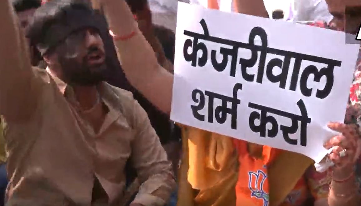 BJP vs AAP: MCD election campaign reaches biggest garbage dump in Delhi, party workers come face to face - Vimarsana News