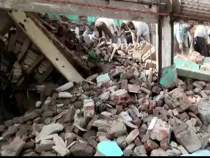 Maharashtra: Five killed, two injured as old building collapses in Amravati - Vimarsana News