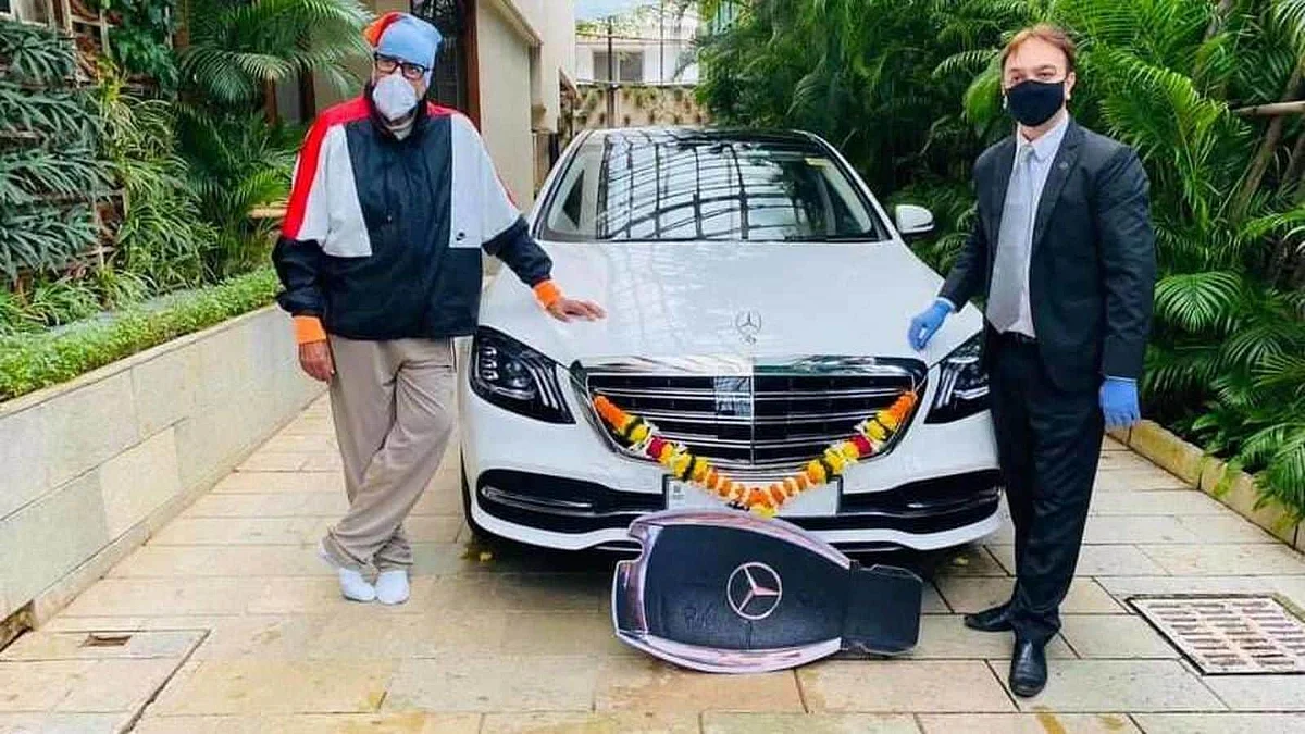 Amitabh Bachchan receiving Mercedes-Benz S 350d