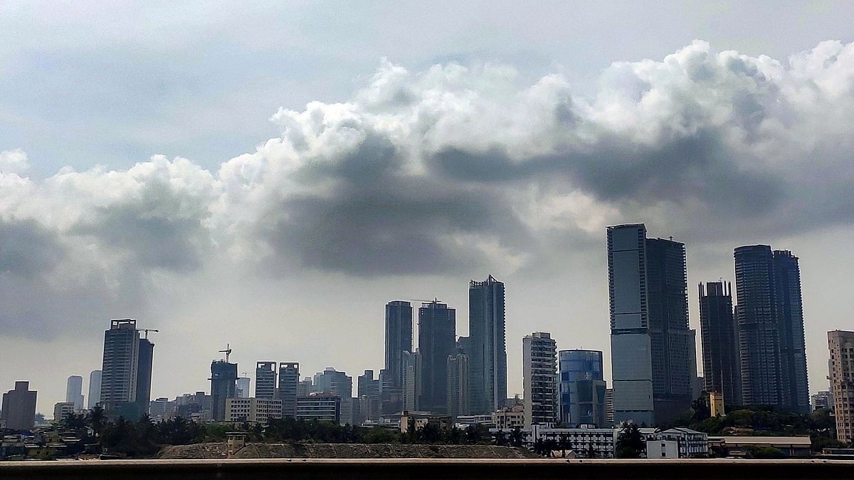 Thunderstorms with lightning, moderate rain with gusty winds in Mumbai