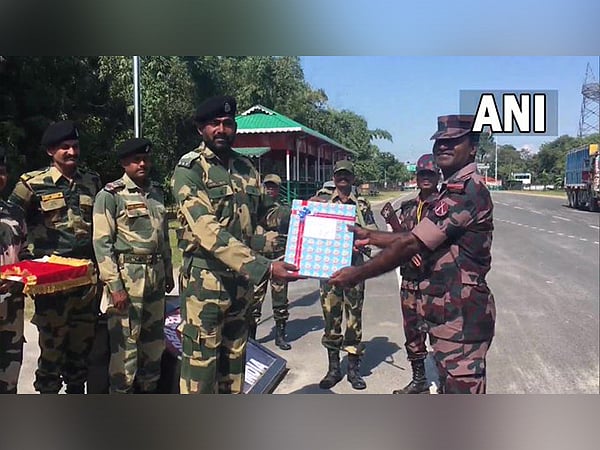 West Bengal: BSF and BGB troops exchange sweets on Diwali at Fubari - Vimarsana News