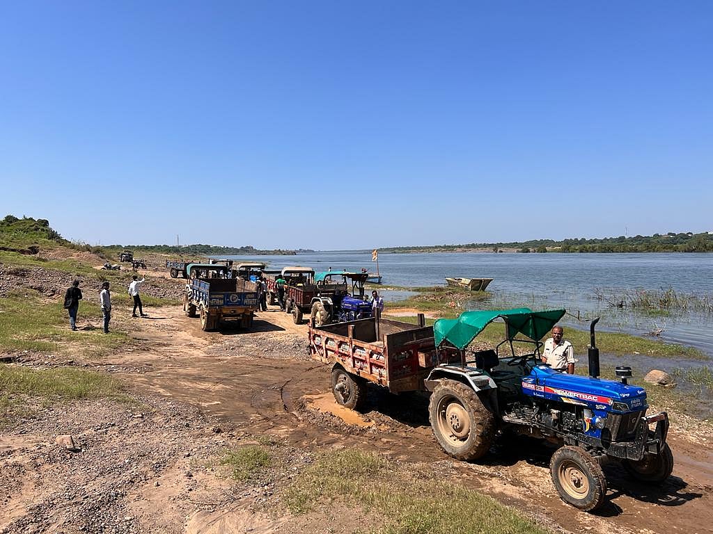Khargone: Eight tractor-trolleys seized in raid against illegal sand mining - Vimarsana News