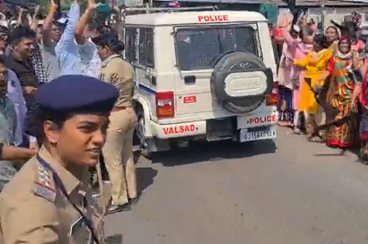 WATCH: Crowd in poll-bound Gujarat heckles AAP chief Arvind Kejriwal as his convoy passes - Vimarsana News