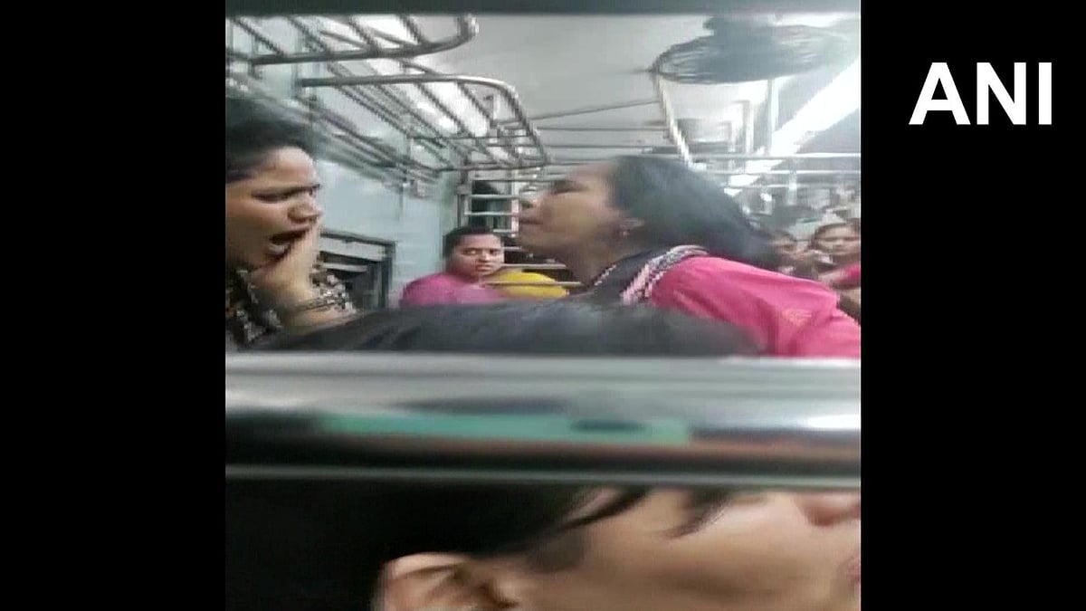 Watch: Massive fight between women over seat inside local train between Thane-Panvel - Vimarsana News