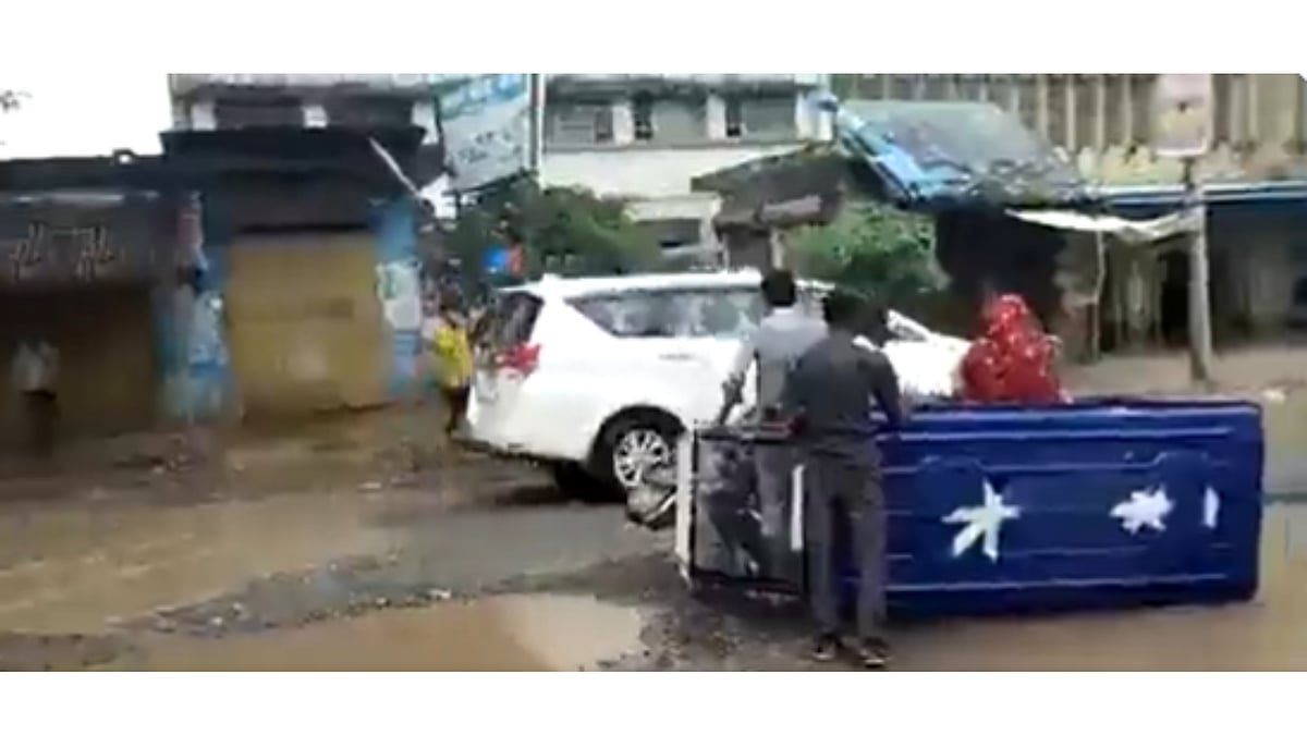 UP potholes woes: Official convoy ignores e-rickshaw turning upside down on road in Sitapur - Vimarsana News