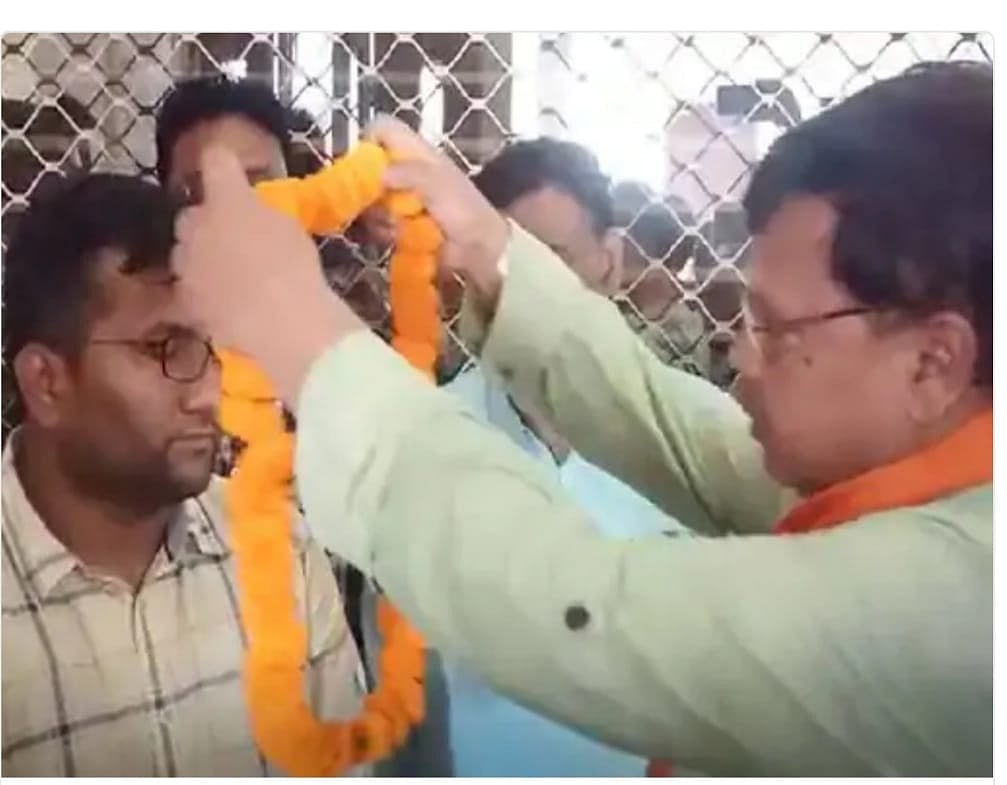 MP: Guna CMO caught lying twice, upset minister garlands him! - Vimarsana News