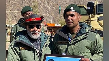 जब गुजरात का छात्र 21 साल बाद कारगिल में नरेंद्र मोदी से मिला…