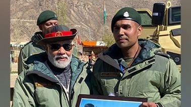 जब गुजरात का छात्र 21 साल बाद कारगिल में नरेंद्र मोदी से मिला… जब गुजरात का छात्र 21 साल बाद कारगिल में नरेंद्र मोदी से मिला…
