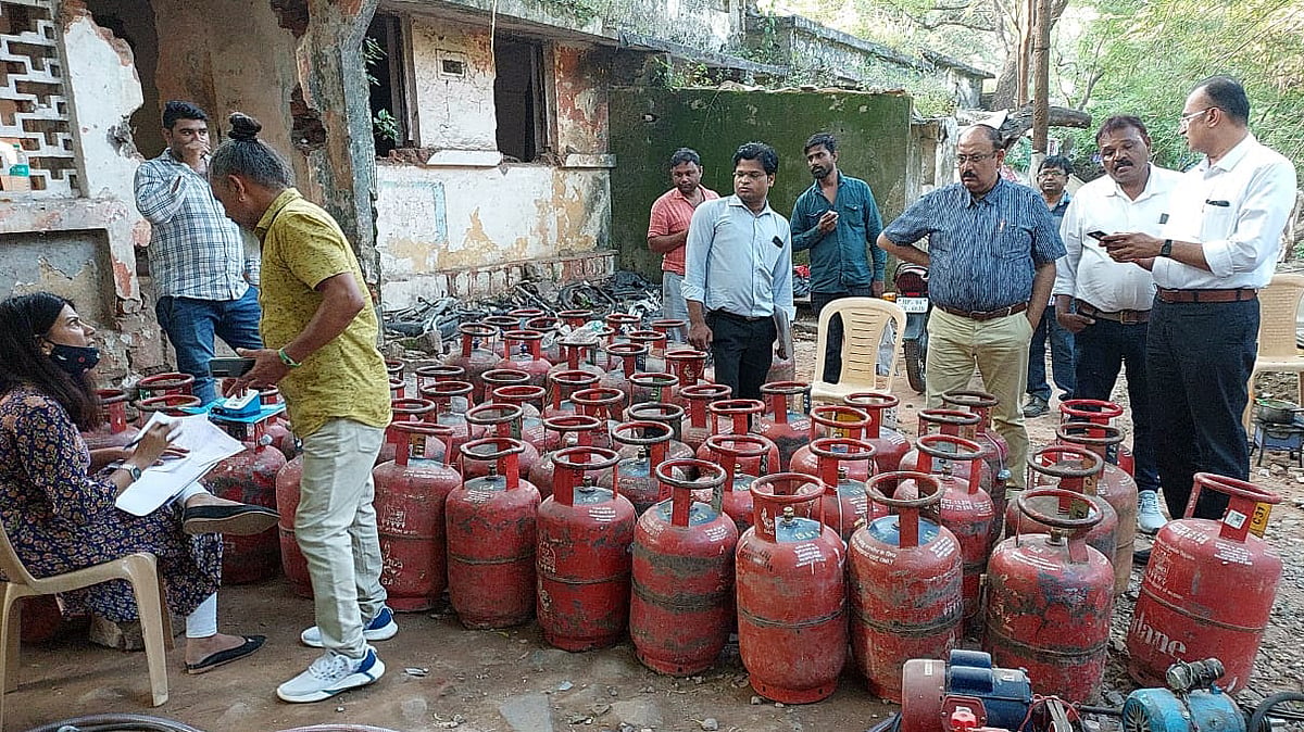 Dhar: Police act against illegal business of refilling empty LPG cylinders - Vimarsana News
