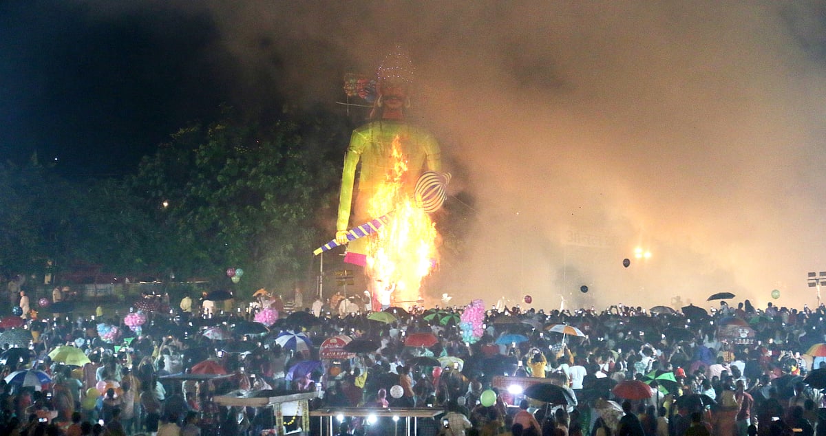 Indore: Ravana Dahan on Dussehra; washed clean with moderate rain before Good could win over Evil! - Vimarsana News