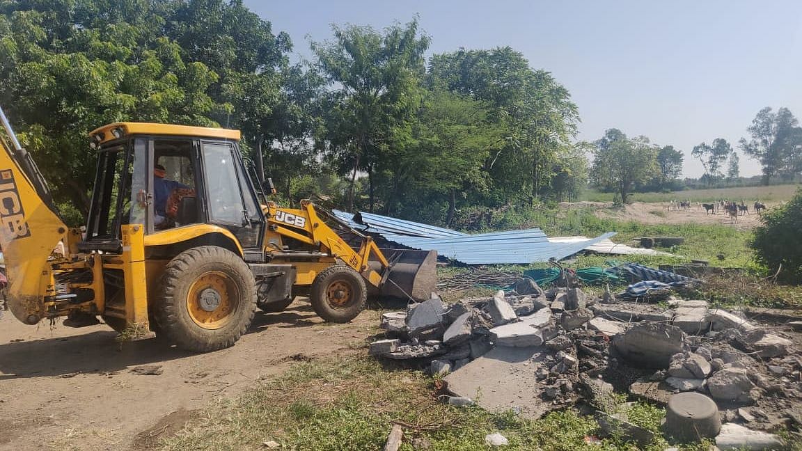 Dewas: Illegal dhaba razed by administration - Vimarsana News
