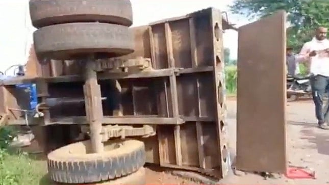 MP: Three dead, 13 seriously injured after tractor-trolley overturns in Rewa - Vimarsana News