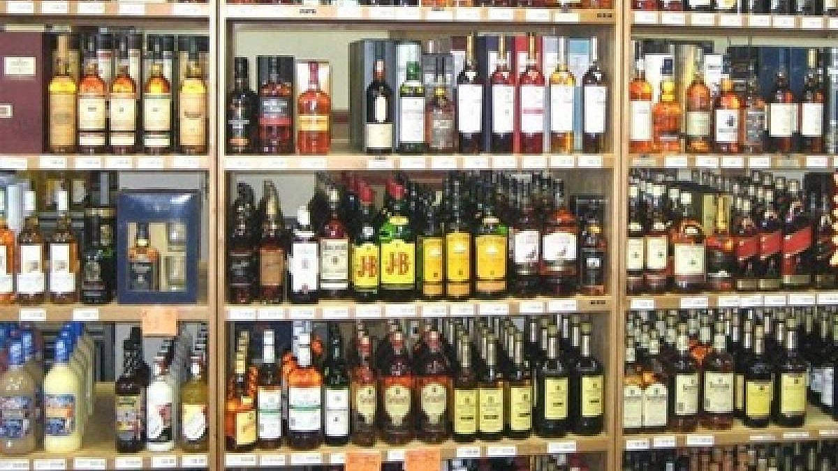 Indore: Countrymade liquor and raw materials confiscated - Vimarsana News