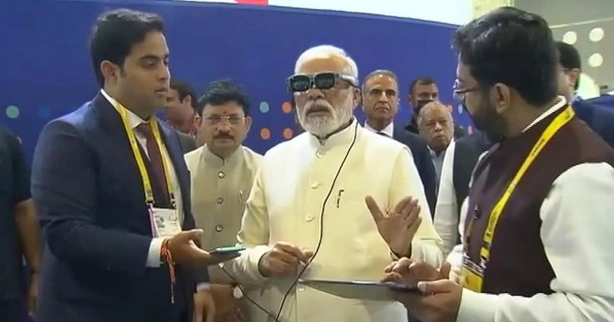 Watch: PM Modi gets demo Jio Glass from Akash Ambani after 5G launch ...
