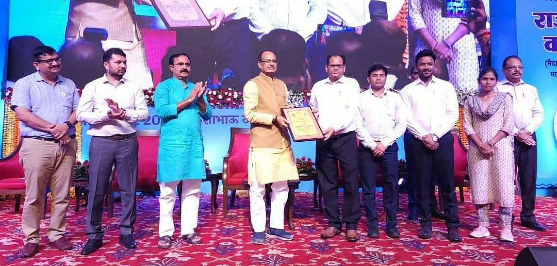 Dhar: CM Chouhan felicitates PHE on success of Jal Jeevan Mission in Dhar district - Vimarsana News