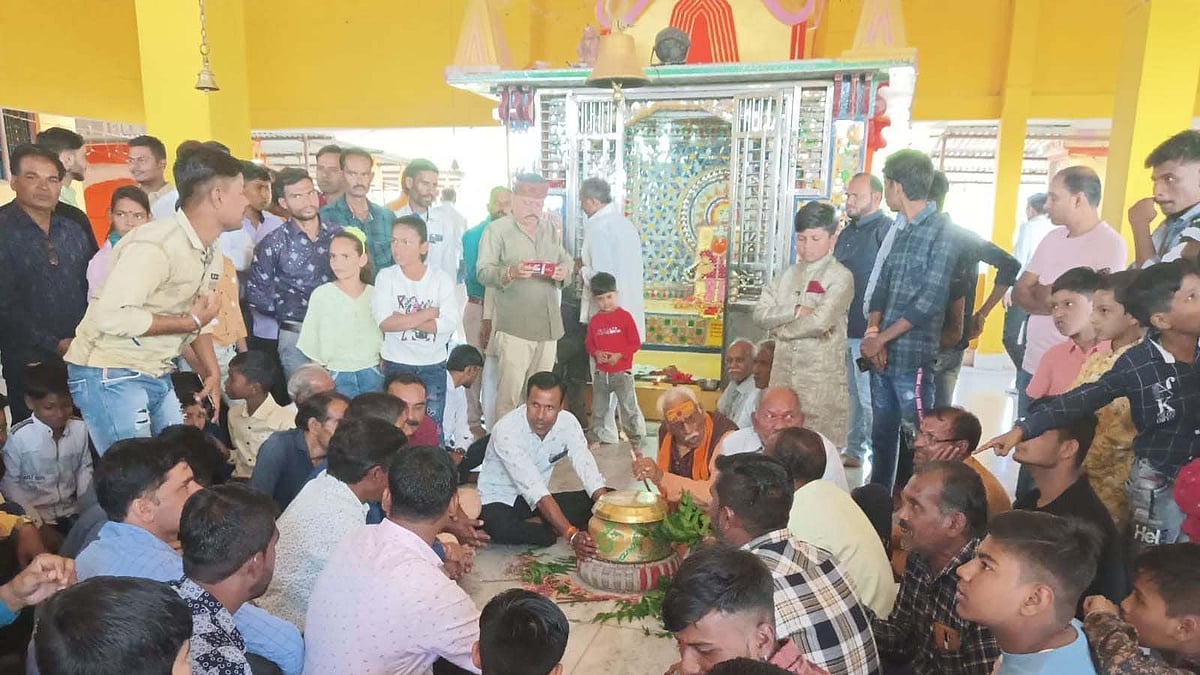 Sehore: Court of snakes organised at temple, Snake-bitten victims reach in large numbers - Vimarsana News