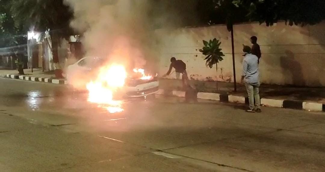 WATCH l Car catches fire on Worli sea face in Mumbai; traffic stopped - Vimarsana News