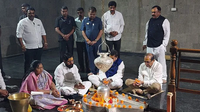 CM meets Captain Kharat at Ishaneshwar Temple
