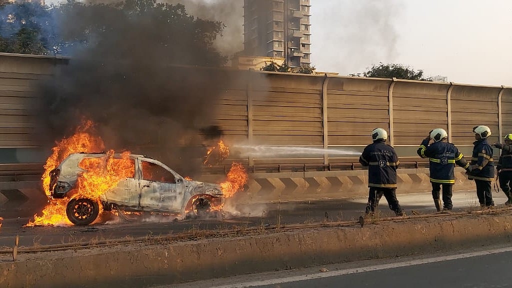 Mumbai: Car goes up in flames in the middle of Dulbhule bridge on BA road; traffic disrupted - Vimarsana News