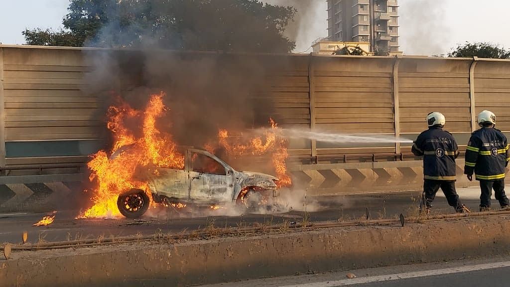 Mumbai: Narrow escape for two, car catches fire immediately after driver and owner come out of it - Vimarsana News