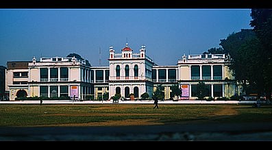 Bihar: Patna University student union candidate touches feet of female students, urges to vote for him - Vimarsana News