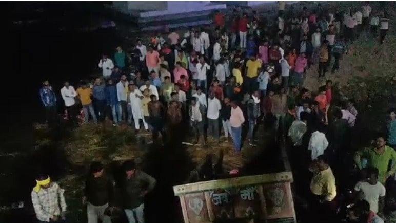 Datia: Four dead as tractor trolley fell from bridge across Sindh river - Vimarsana News