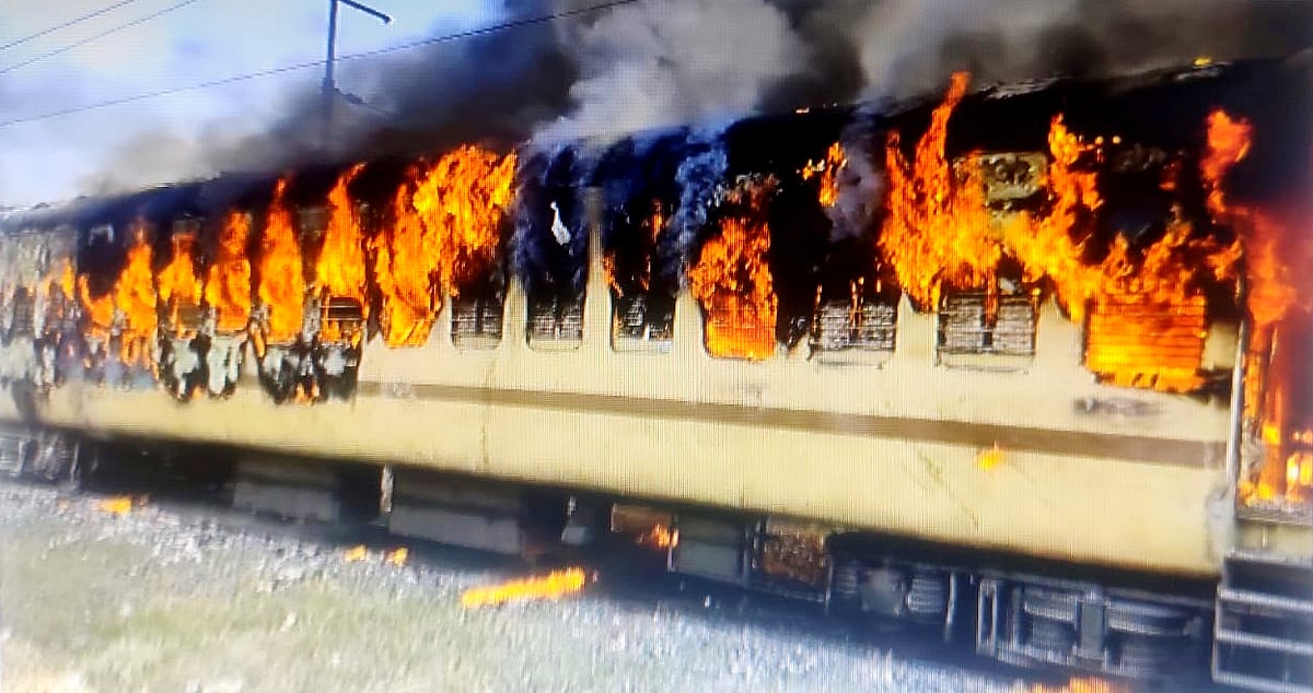 MP: Three bogies of passenger train catch fire in a rail yard in MP's Betul; none hurt - Vimarsana News