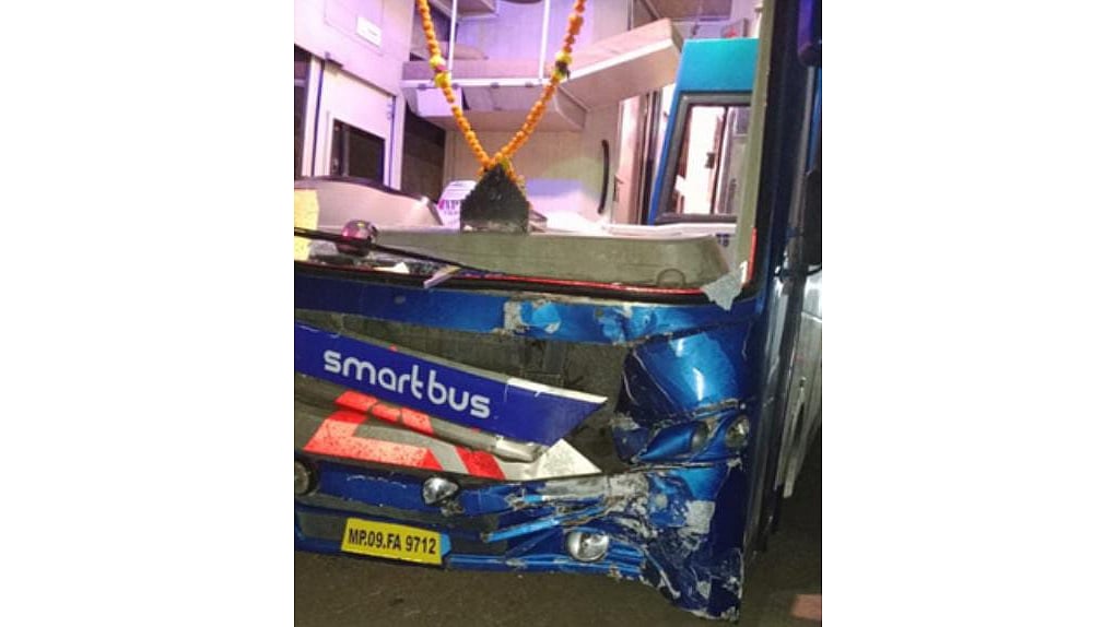 Dhamnod: Four of a family, including 2 kids die in bus-bike collision - Vimarsana News