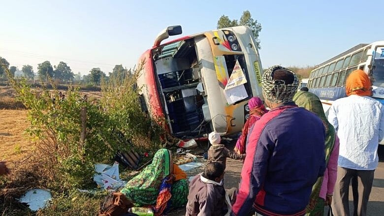MP: One dead and 30 injured, after bus going to President's event, turns turtle - Vimarsana News