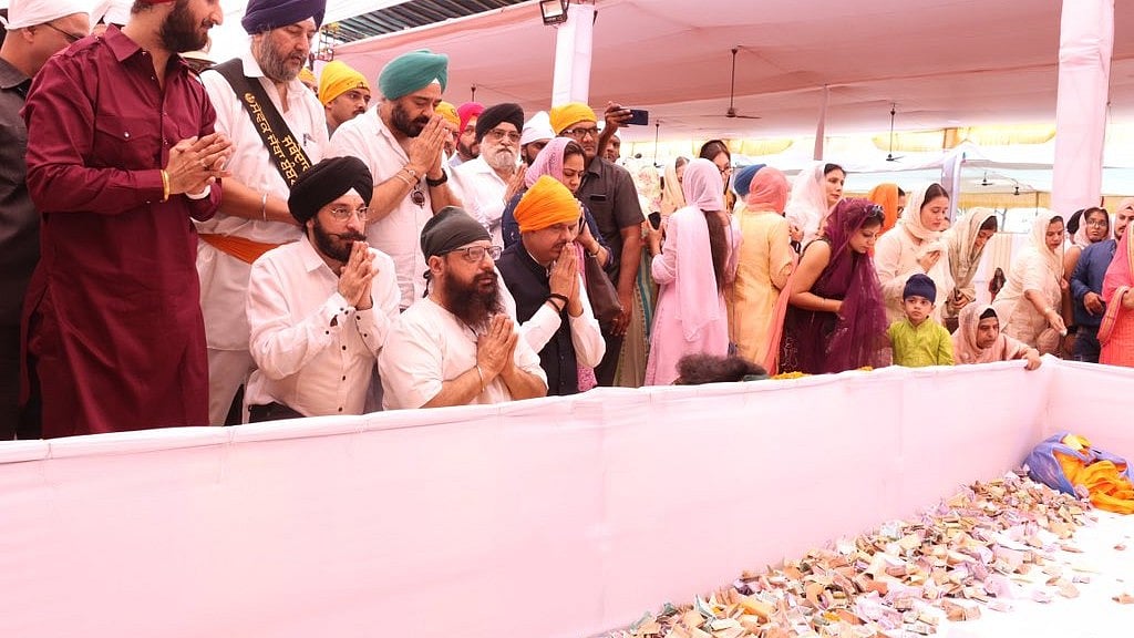 Mumbai: Devotees celebrate Guru Nanak Jayanti by seeking blessings, doing Sewa - Vimarsana News
