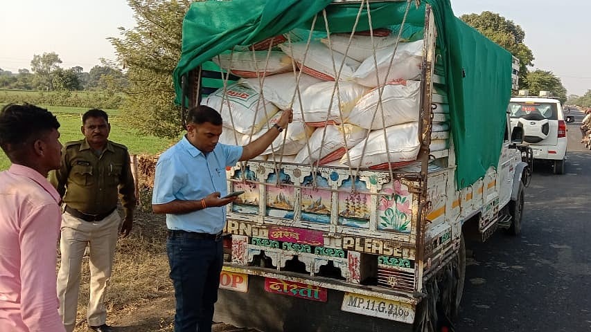 Madhya Pradesh: Sub Divisional Magistrate catches pickup full of 80 bags of urea, police registers case - Vimarsana News